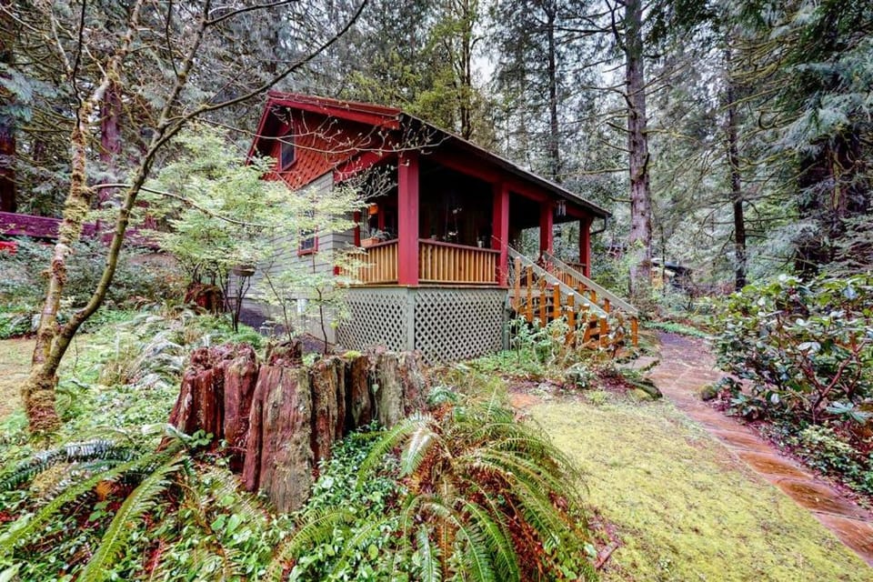 Unwind in nature's embrace at a 1925 cabin with hot tub & river views Cabin in Clackamas County