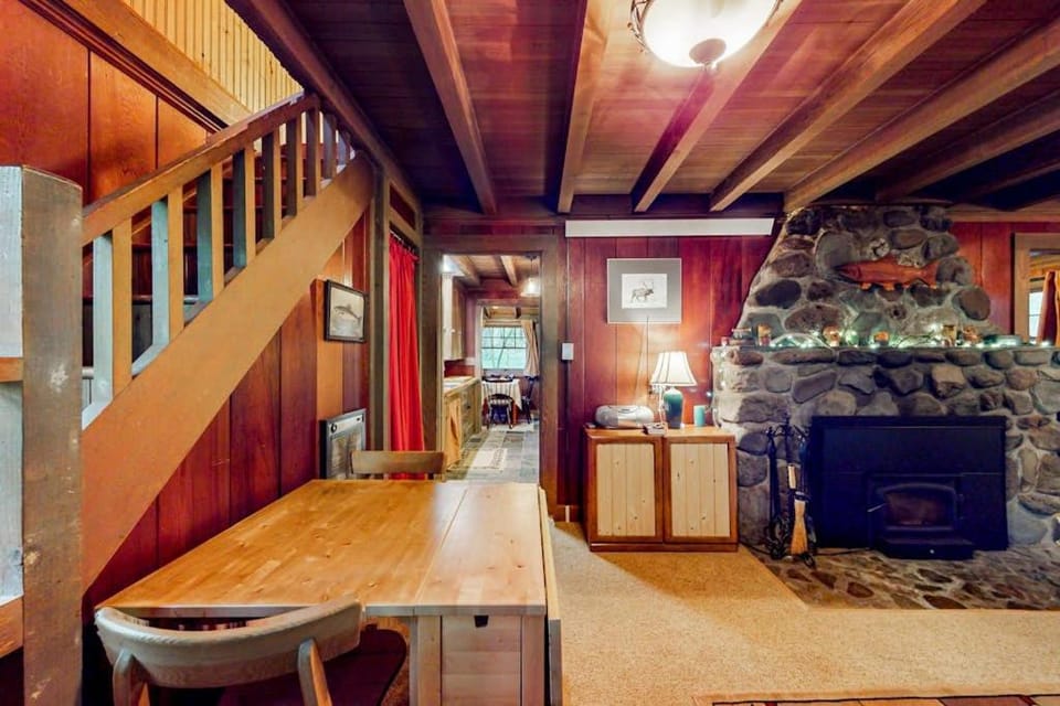 Unwind in nature's embrace at a 1925 cabin with hot tub & river views Cabin in Clackamas County
