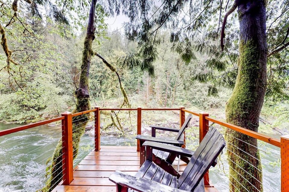 Unwind in nature's embrace at a 1925 cabin with hot tub & river views Cabin in Clackamas County