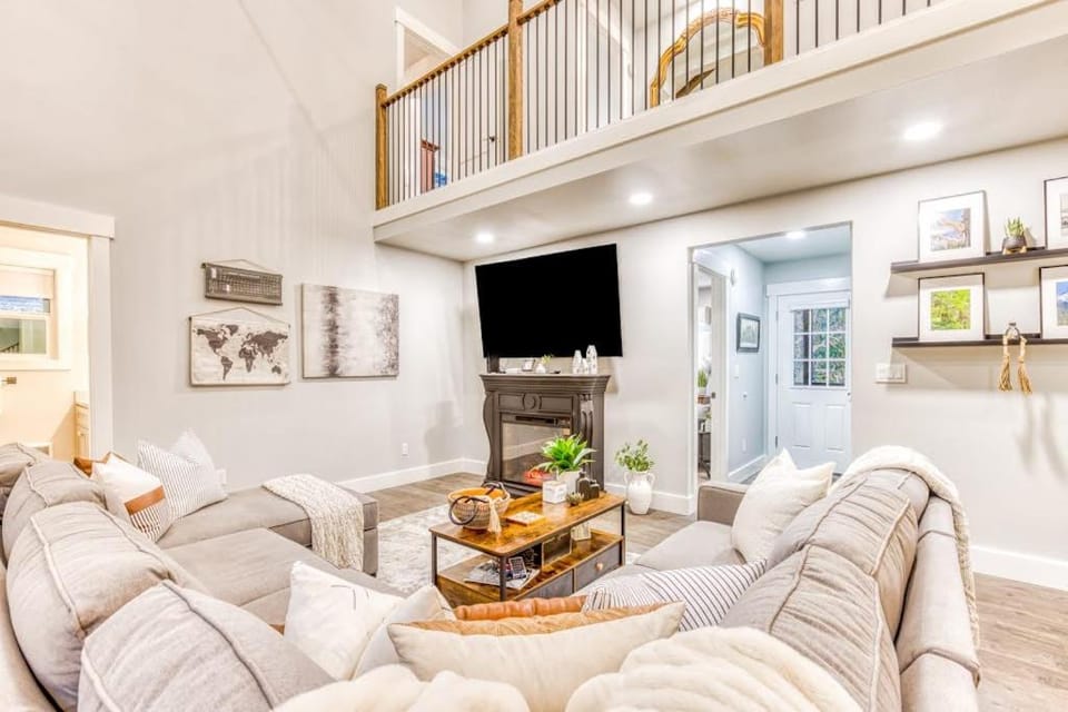 Beautiful home with fireplace sauna full kitchen & W&D House in Welches