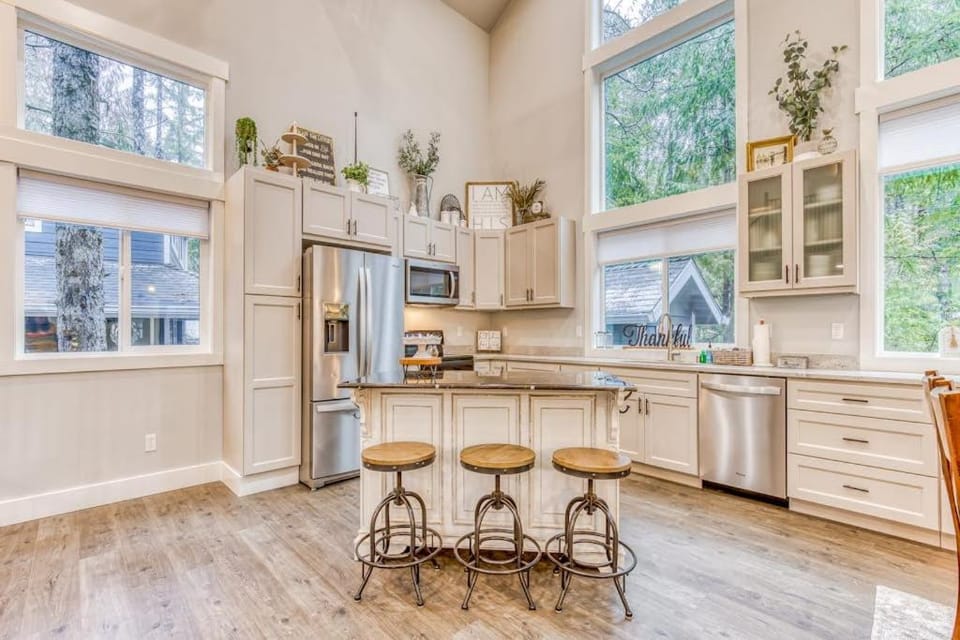 Beautiful home with fireplace sauna full kitchen & W&D House in Welches