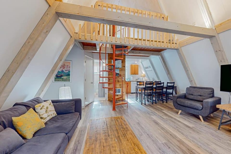 Dog-friendly A-frame near the river with game room firepit wood stove & grill House in Clackamas County