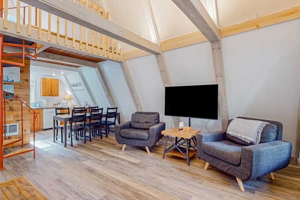 Dog-friendly A-frame near the river with game room firepit wood stove & grill House in Clackamas County