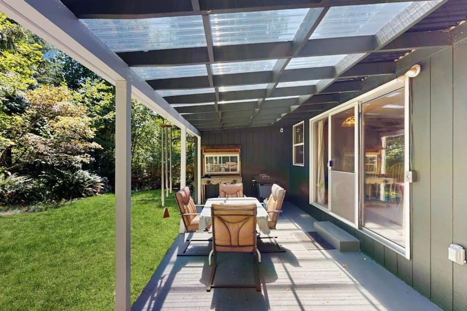 Spacious home with full kitchen wifi private backyard & grill House in Welches