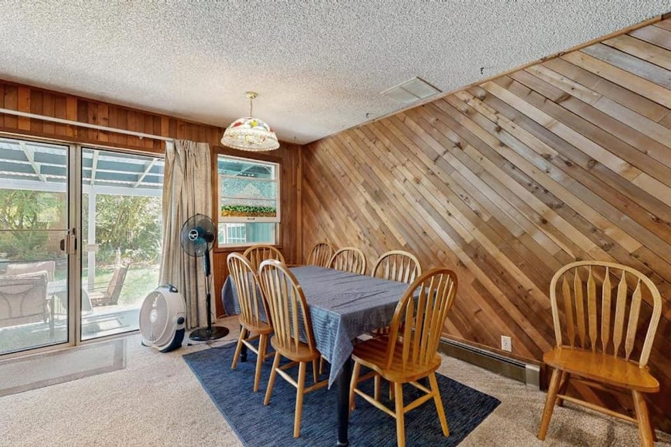 Spacious home with full kitchen wifi private backyard & grill House in Welches