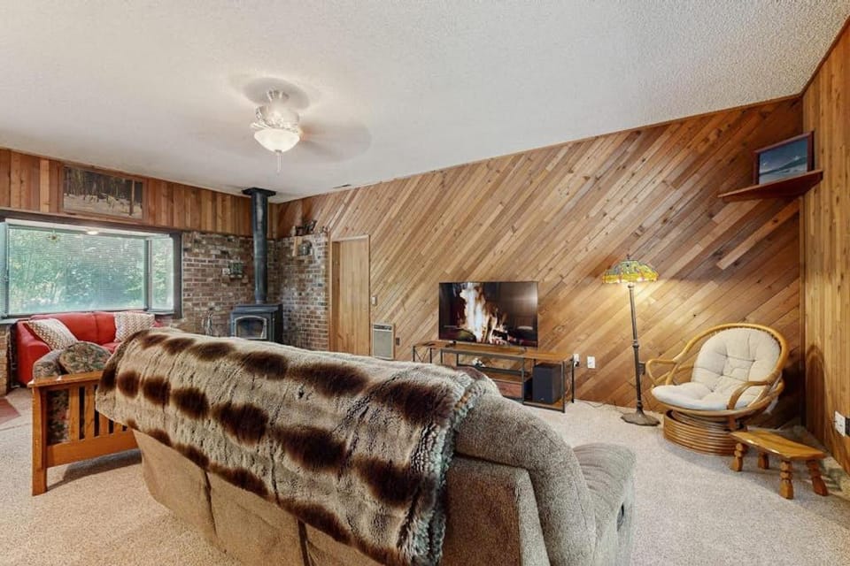 Spacious home with full kitchen wifi private backyard & grill House in Welches
