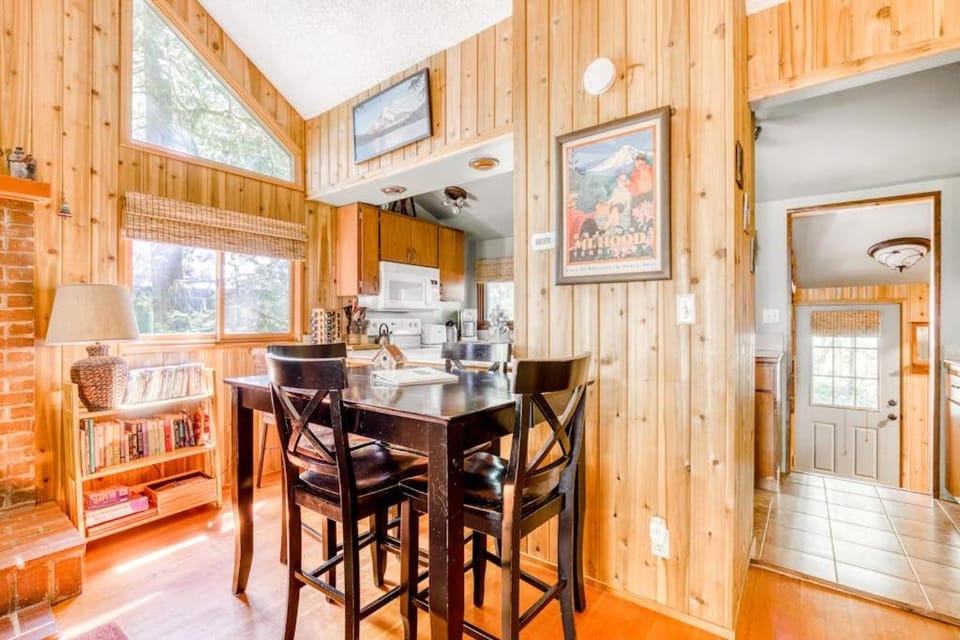 Modern cozy dog-friendly mountain retreat in central location House in Clackamas County