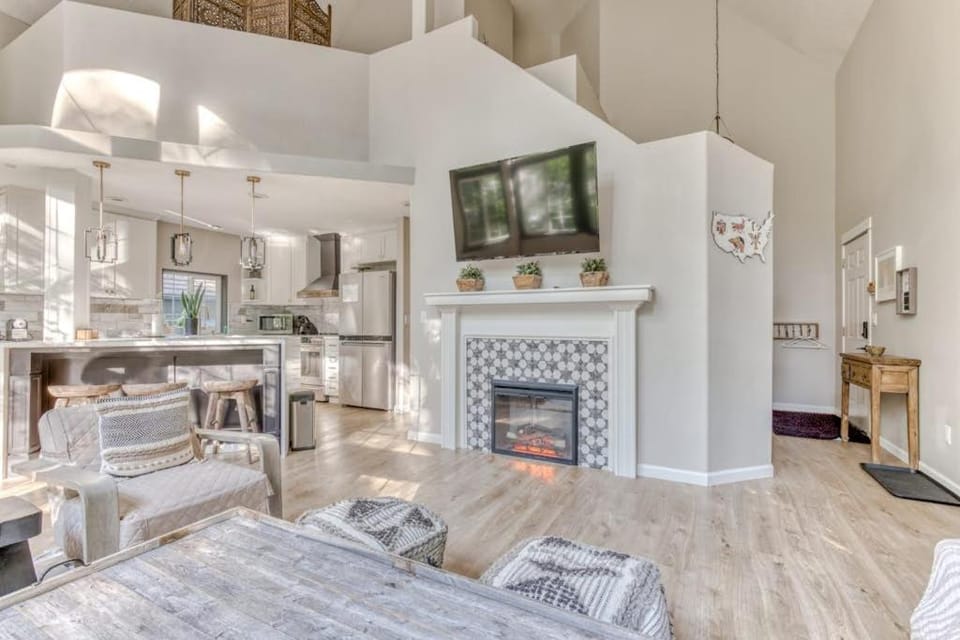 Cozy chalet with private hot tub & access to pool & tennis- walk to Sandy River House in Mount Hood Village