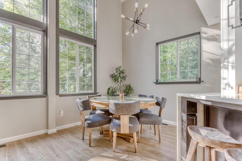 Cozy chalet with private hot tub & access to pool & tennis- walk to Sandy River House in Mount Hood Village