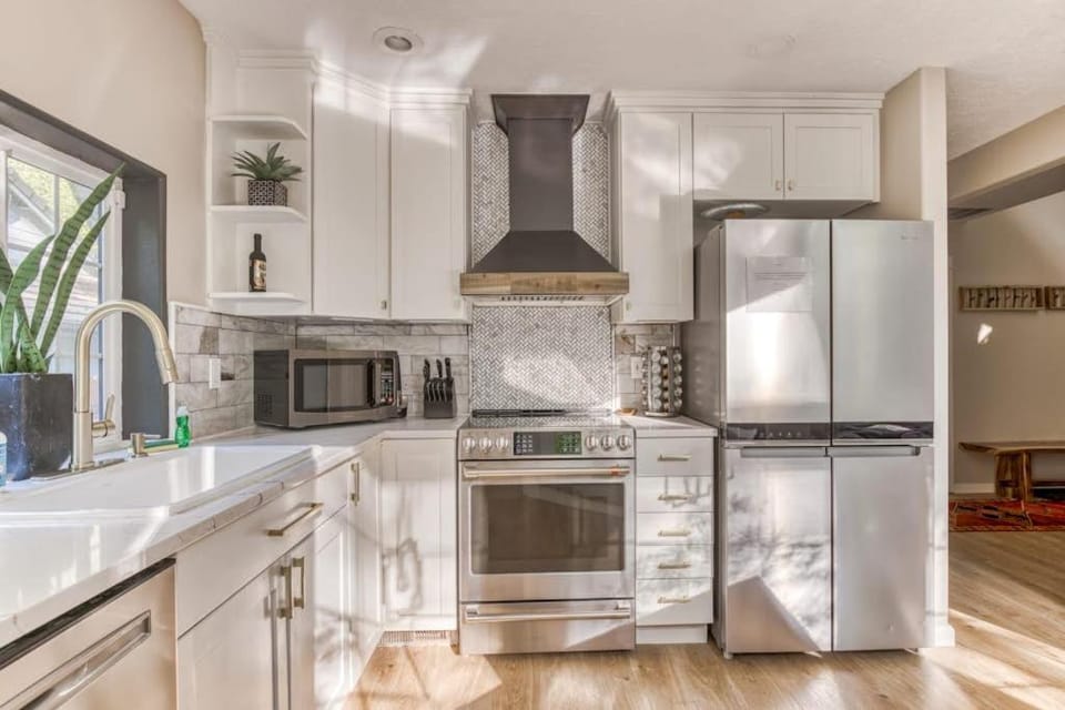 Cozy chalet with private hot tub & access to pool & tennis- walk to Sandy River House in Mount Hood Village