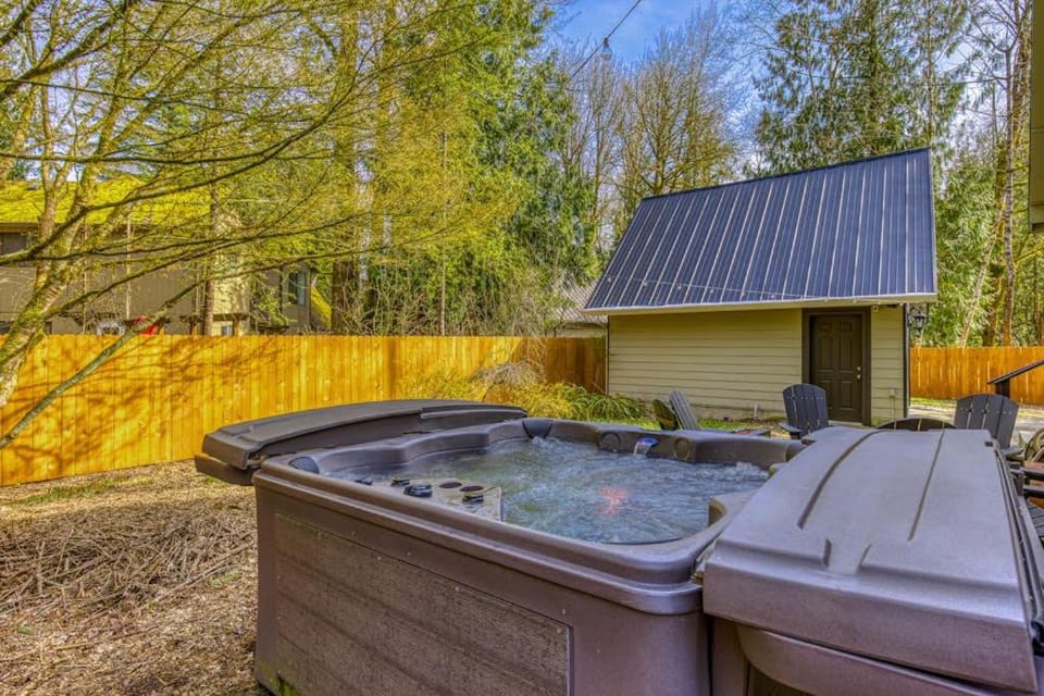 Cozy chalet with private hot tub & access to pool & tennis- walk to Sandy River House in Mount Hood Village