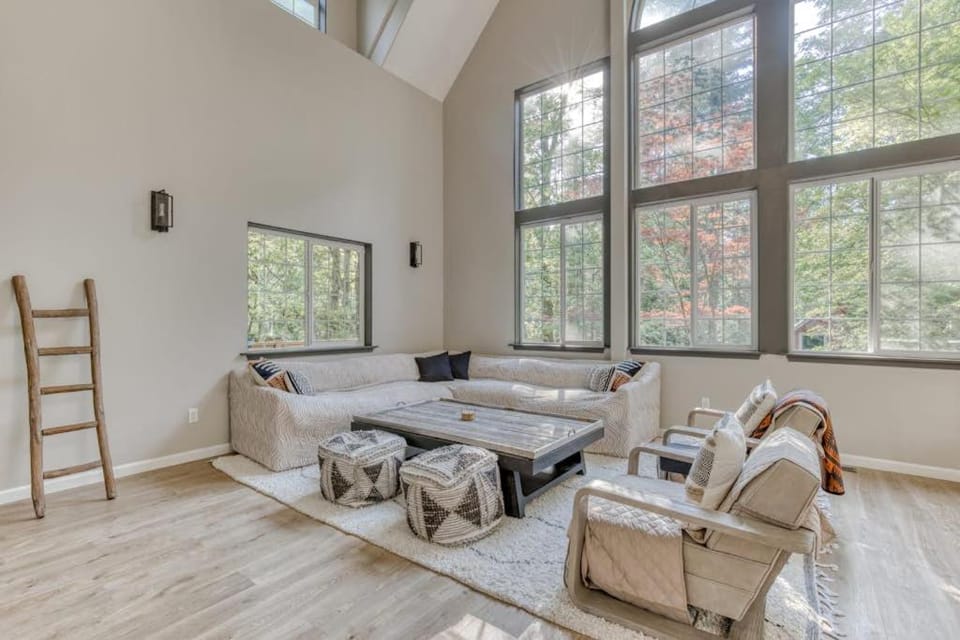 Cozy chalet with private hot tub & access to pool & tennis- walk to Sandy River House in Mount Hood Village