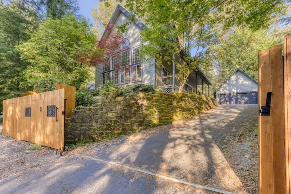 Cozy chalet with private hot tub & access to pool & tennis- walk to Sandy River House in Mount Hood Village