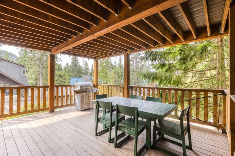 Recently updated in 2024-Dog-Friendly Lodge with a Private Sauna House in Clackamas County