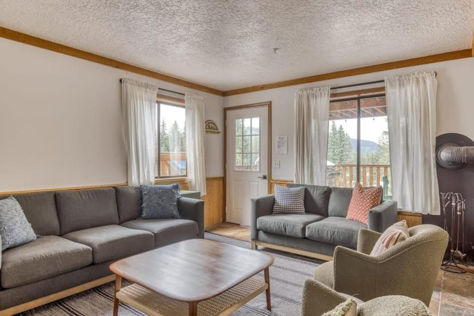 Recently updated in 2024-Dog-Friendly Lodge with a Private Sauna House in Clackamas County