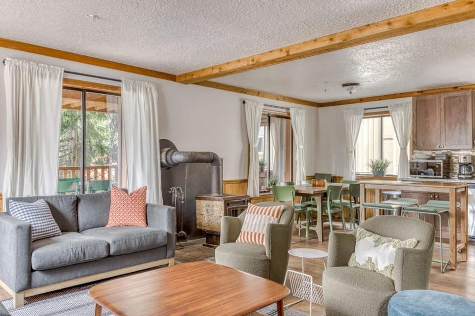 Recently updated in 2024-Dog-Friendly Lodge with a Private Sauna House in Clackamas County
