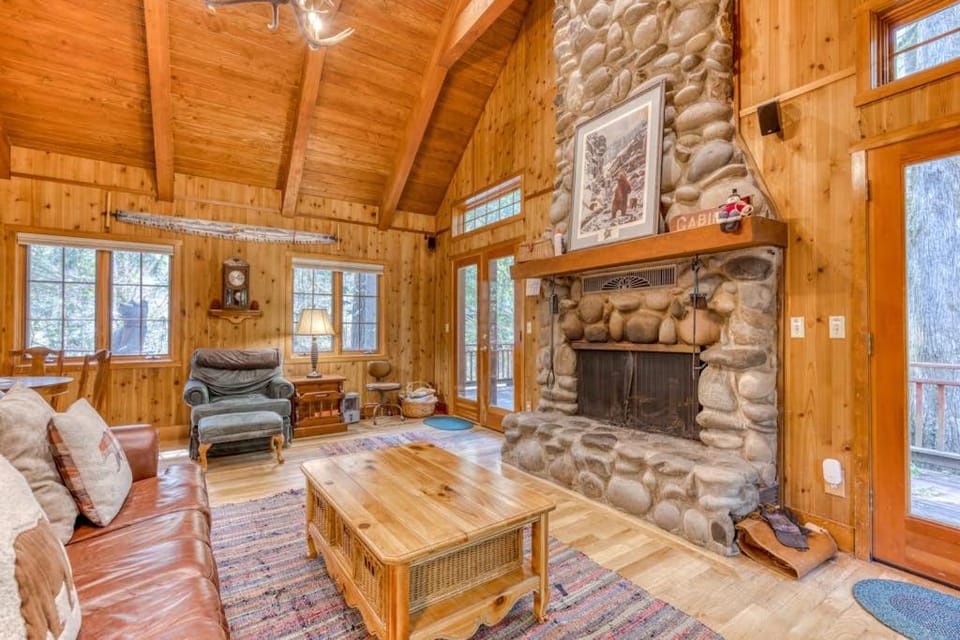Historic Waterfront Cabin with Hot Tub & Salmon River Access - Dog-Friendly Cabin in Welches
