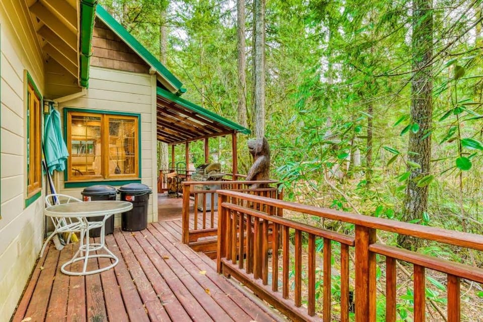 Historic Waterfront Cabin with Hot Tub & Salmon River Access - Dog-Friendly Cabin in Welches