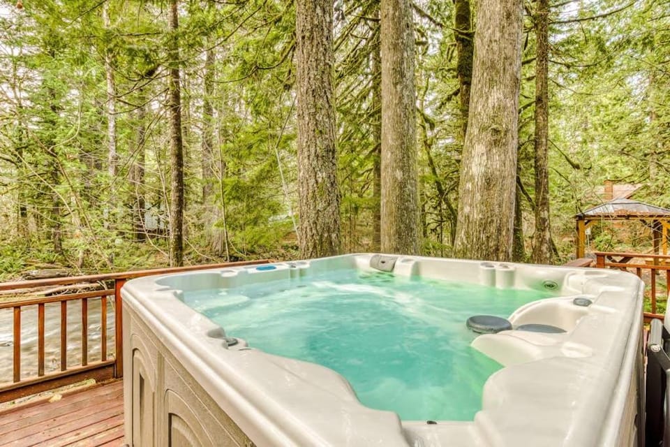 Historic Waterfront Cabin with Hot Tub & Salmon River Access - Dog-Friendly Cabin in Welches
