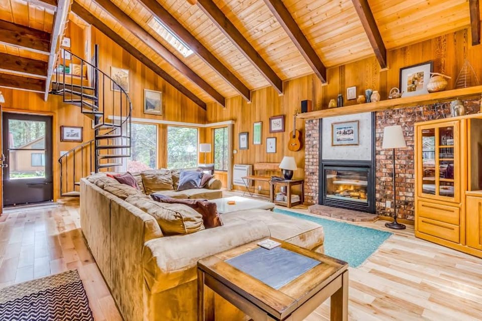 Spacious Mt Hood lodge with shared pool private backyard and private hot tub House in Mount Hood Village
