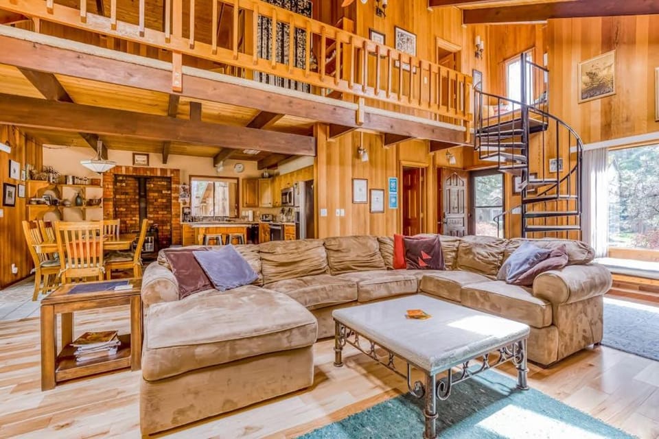Spacious Mt Hood lodge with shared pool private backyard and private hot tub House in Mount Hood Village