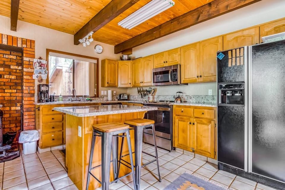 Spacious Mt Hood lodge with shared pool private backyard and private hot tub House in Mount Hood Village