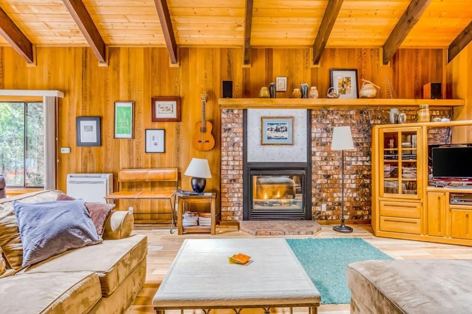 Spacious Mt Hood lodge with shared pool private backyard and private hot tub House in Mount Hood Village