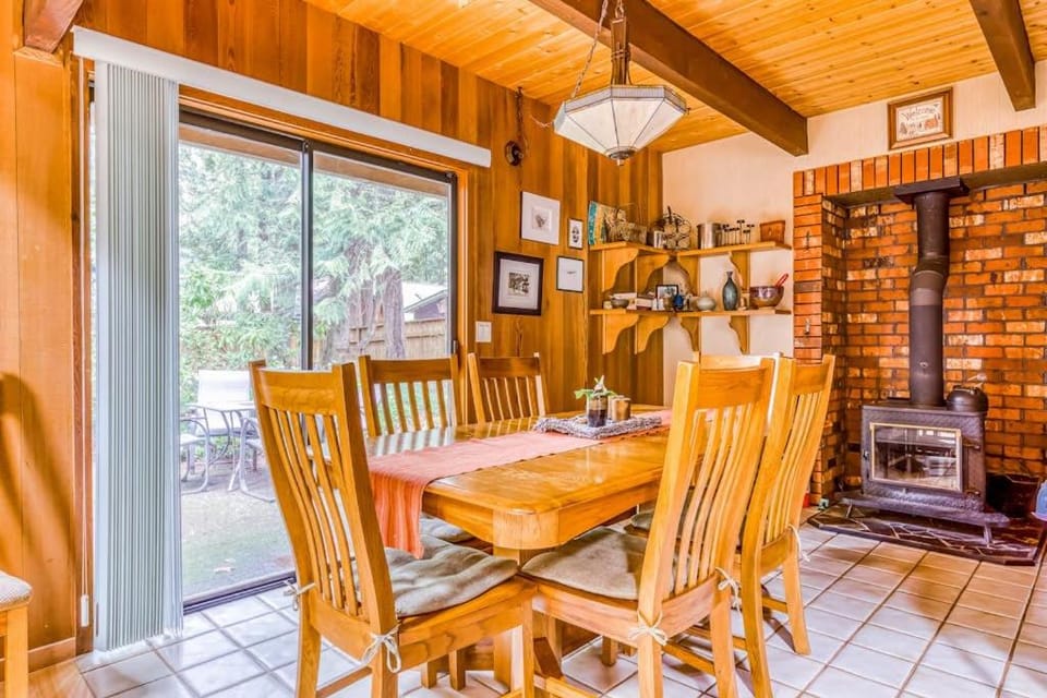 Spacious Mt Hood lodge with shared pool private backyard and private hot tub House in Mount Hood Village