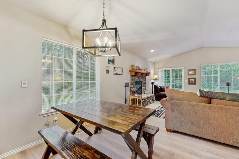 Cozy dog-friendly home with fireplace WIFI patio shared pool & tennis court House in Mount Hood Village