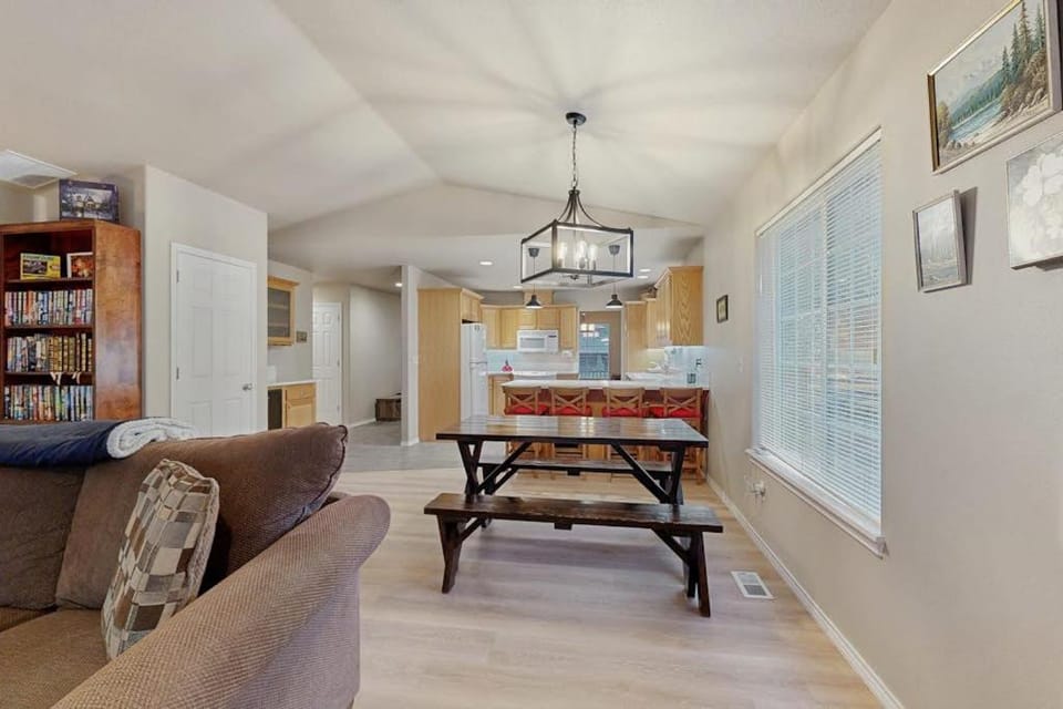 Cozy dog-friendly home with fireplace WIFI patio shared pool & tennis court House in Mount Hood Village