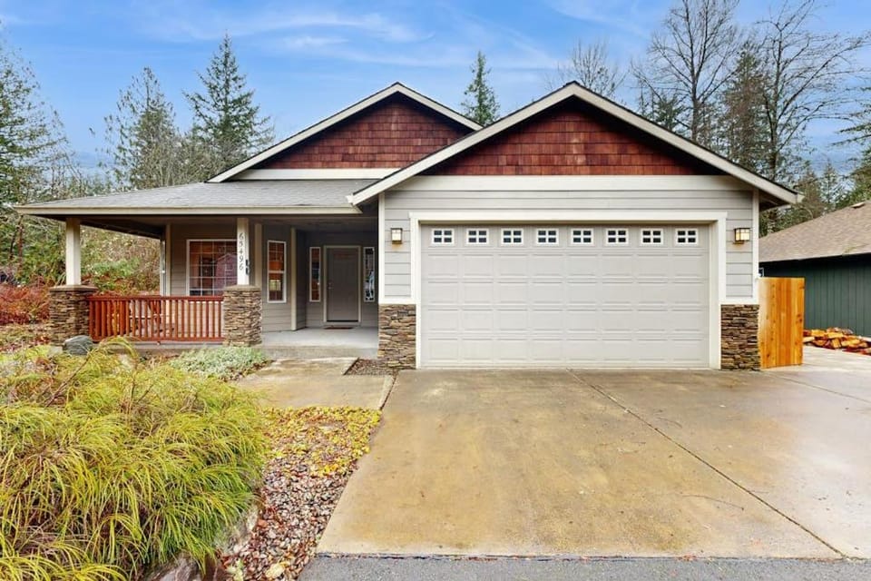 Cozy dog-friendly home with fireplace WIFI patio shared pool & tennis court House in Mount Hood Village