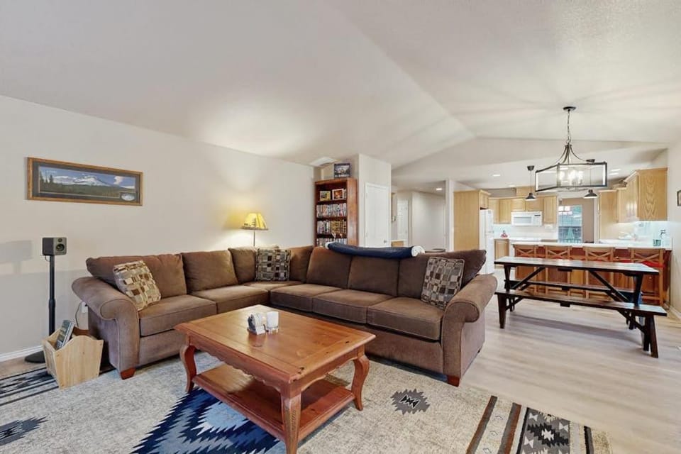 Cozy dog-friendly home with fireplace WIFI patio shared pool & tennis court House in Mount Hood Village