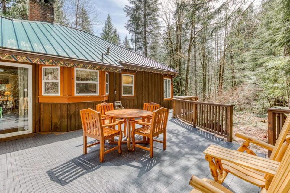 Waterfront retreat with a private hot tub & large deck in a tranquil setting House in Mount Hood Village