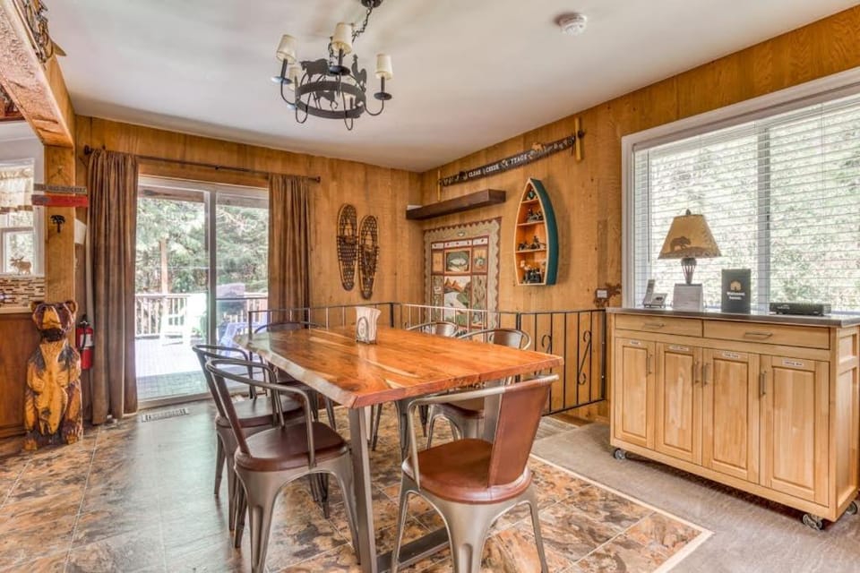 Waterfront retreat with a private hot tub & large deck in a tranquil setting House in Mount Hood Village