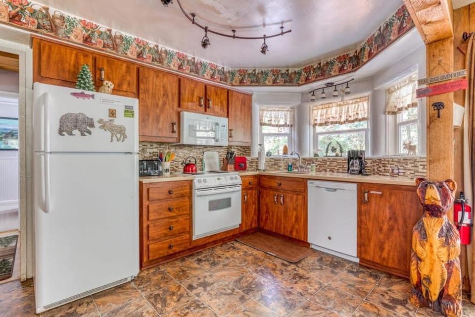 Waterfront retreat with a private hot tub & large deck in a tranquil setting House in Mount Hood Village