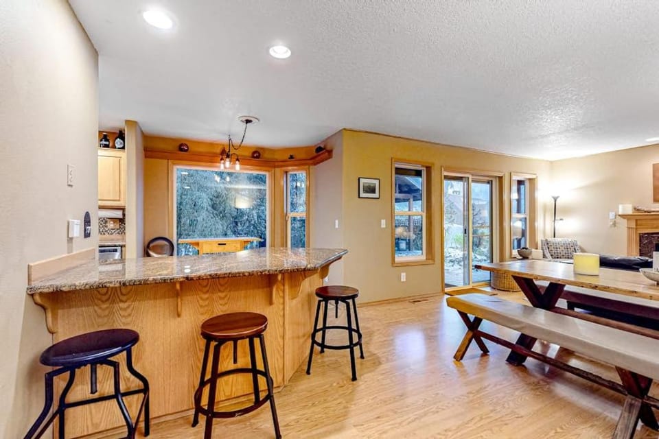Dog-friendly home with hot tub shared pool firepit fireplace & river access House in Mount Hood Village
