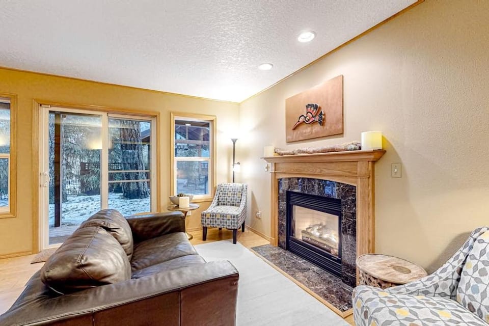 Dog-friendly home with hot tub shared pool firepit fireplace & river access House in Mount Hood Village