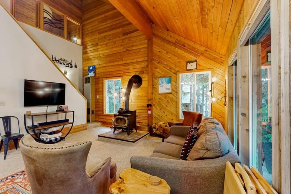 Mount Hood getaway with private hot tub & backyard trail access House in Clackamas County
