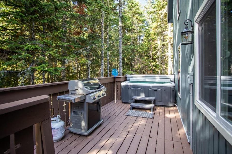 Mount Hood getaway with private hot tub & backyard trail access House in Clackamas County