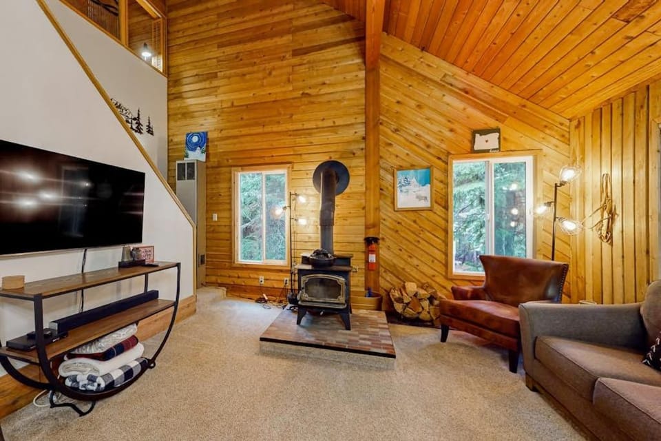 Mount Hood getaway with private hot tub & backyard trail access House in Clackamas County