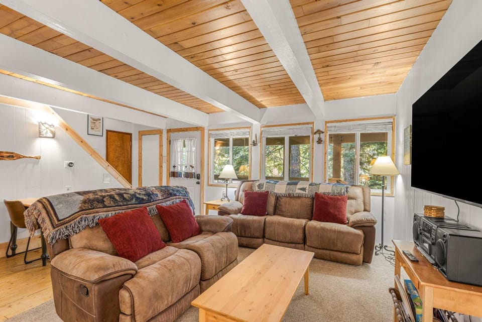Newly remodeled cabin-style condo near skiing & attractions - dogs welcome Cabin in Clackamas County