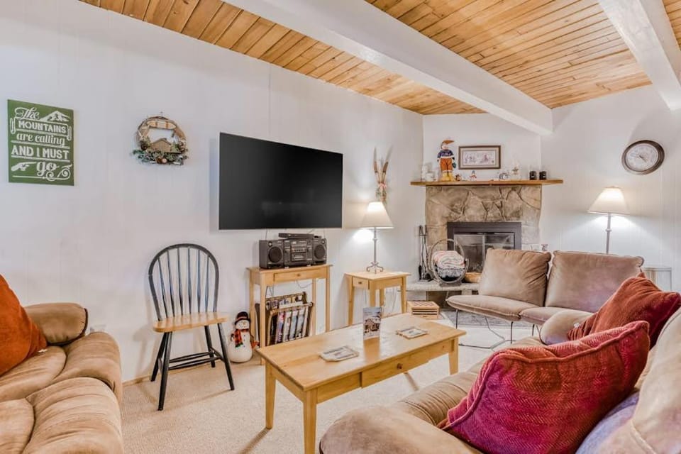 Newly remodeled cabin-style condo near skiing & attractions - dogs welcome Cabin in Clackamas County