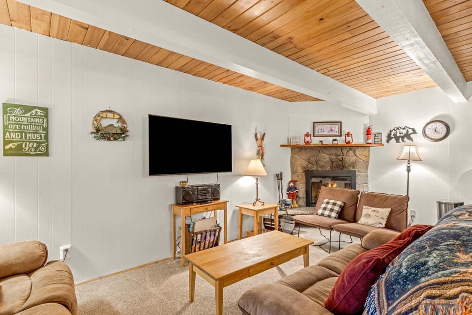 Newly remodeled cabin-style condo near skiing & attractions - dogs welcome Cabin in Clackamas County