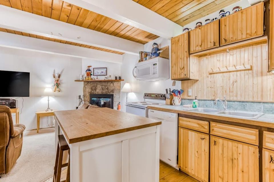 Newly remodeled cabin-style condo near skiing & attractions - dogs welcome Cabin in Clackamas County