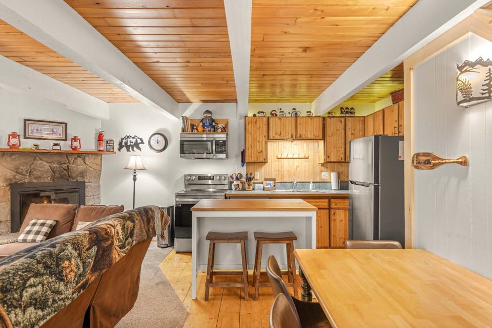 Newly remodeled cabin-style condo near skiing & attractions - dogs welcome Cabin in Clackamas County