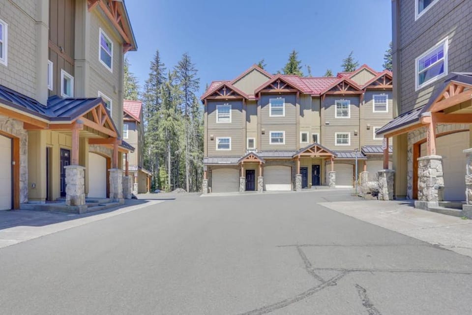 Riverfront mountain townhouse with pool & hot tub patio & easy ski access House in Clackamas County