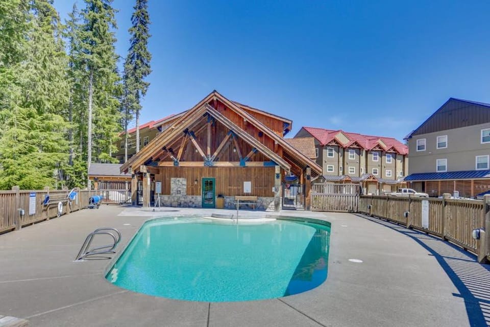 Riverfront mountain townhouse with pool & hot tub patio & easy ski access House in Clackamas County