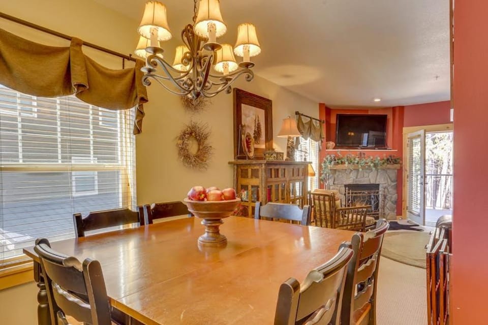 Riverfront mountain townhouse with pool & hot tub patio & easy ski access House in Clackamas County