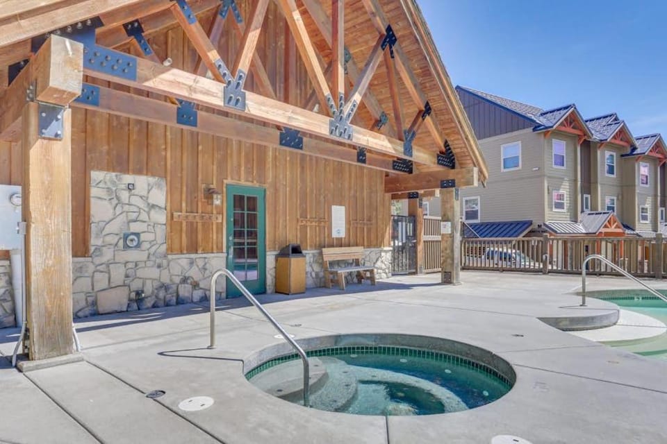 Modern condo with shared pool & hot tub - steps to town near skiing House in Clackamas County