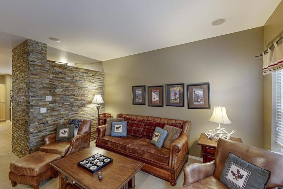 Modern condo with shared pool & hot tub - steps to town near skiing House in Clackamas County